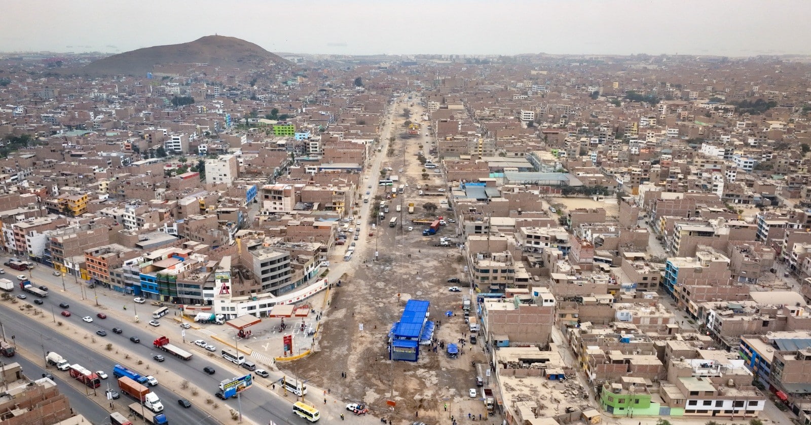 Vista aérea de las obras de ampliación y mejoramiento de la avenida Carlos Izaguirre en Lima Norte, con trabajos de renovación vial que mejorarán la conectividad y el tránsito en la zona.