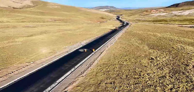 Una imagen de una carretera peruana de la sierra (Arequipa) recién demarcada con una excelente alta visibilidad y seguridad, ilustrando la VICTORIA del producto de calidad.