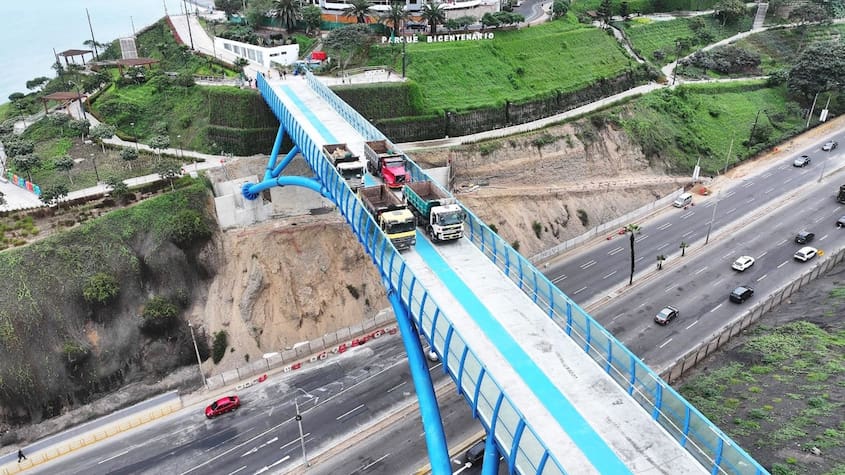 Puente del Corredor Turístico Miraflores-Barranco en prueba de resistencia con camiones, nueva infraestructura en Lima