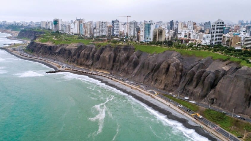 Los acantilados de la Costa Verde pueden colapsar sin un gran sismo