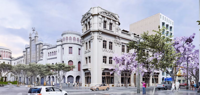 Centro Histórico de Lima con edificios restaurados y arquitectura colonial rodeada de jacarandás en flor.