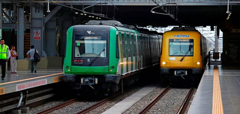 Trenes de la Línea 3 y Línea 4 del Metro de Lima en estación moderna para transporte masivo urbano.