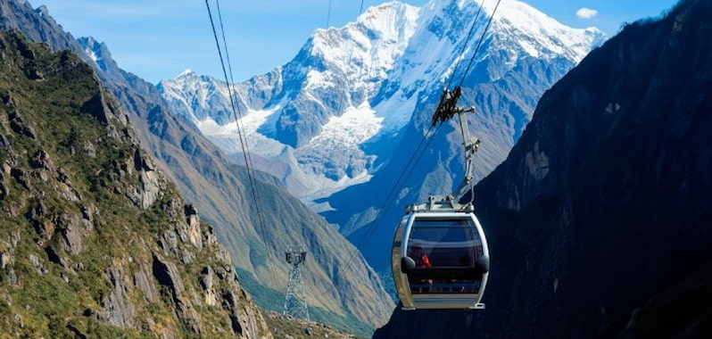 Teleférico del Huascarán en los Andes peruanos con vista panorámica de nevados y valles profundos.