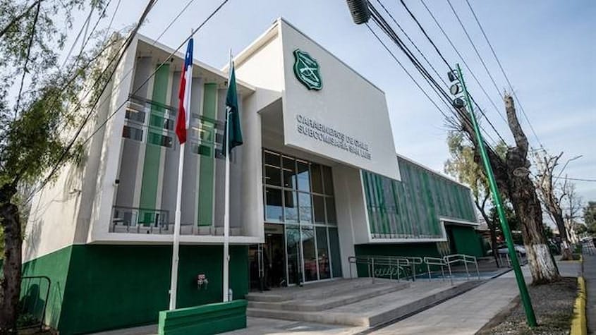Fachada moderna de la Subcomisaría San Luis de Peñalolén en Santiago de Chile, nueva infraestructura de Carabineros que mejora la atención a la comunidad y refuerza la seguridad ciudadana.