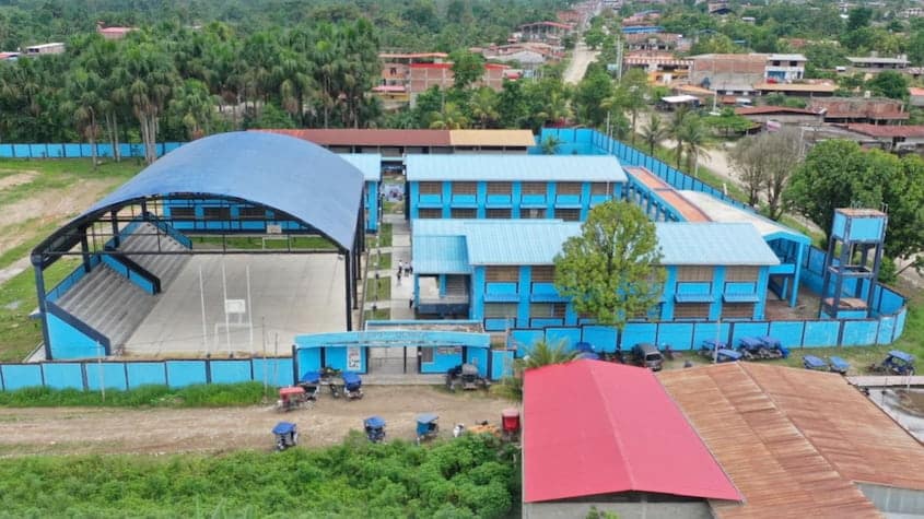 Vista aérea del Instituto Pedagógico de Uchiza en Tocache, con moderna infraestructura educativa y espacios deportivos techados.