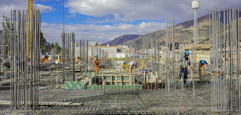 Obreros trabajan en la construcción del Hospital de Pampas Huancavelica, proyecto de salud que refuerza la infraestructura hospitalaria.