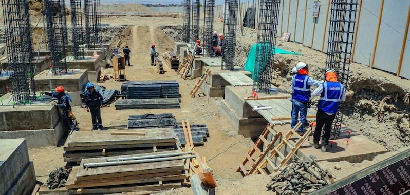 Obreros trabajan en cimentación de columnas para un proyecto financiado por el MEF infraestructura, fortaleciendo la inversión pública.