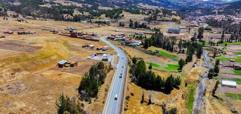 Carretera en zona rural del Perú que refleja inversión en transporte e infraestructura vial financiada por el Presupuesto Público 2026.
