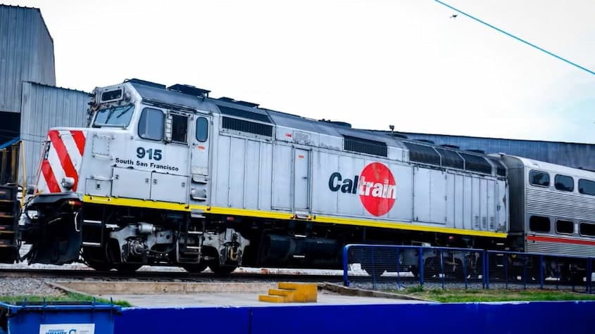 Locomotora del Tren Lima Chosica proveniente de Caltrain, proyecto ferroviario que busca modernizar el transporte en la capital peruana.