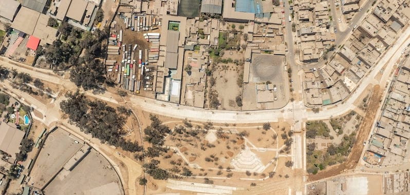 Vista aérea de las obras de mejoramiento en la Av. José Carlos Mariátegui Ate, proyecto vial que moderniza la infraestructura urbana.