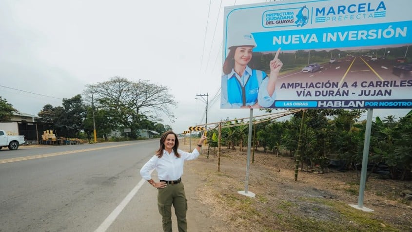 persona señala letrero con el anuncio de la obra