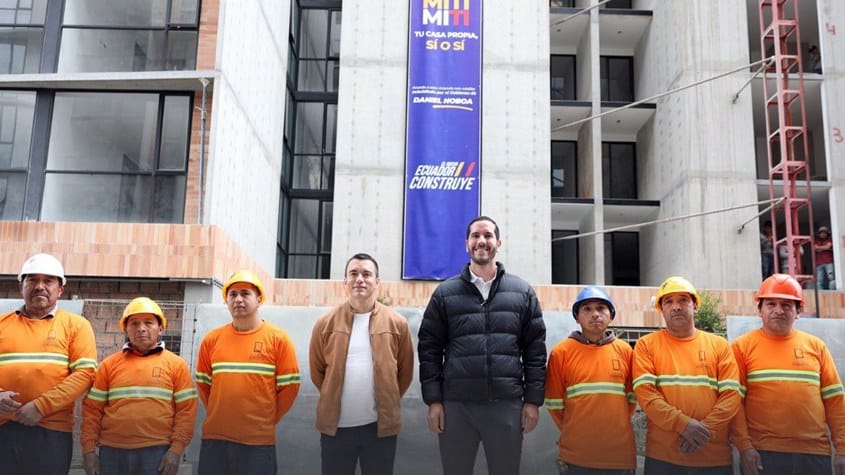 personas paradas frente a edificio