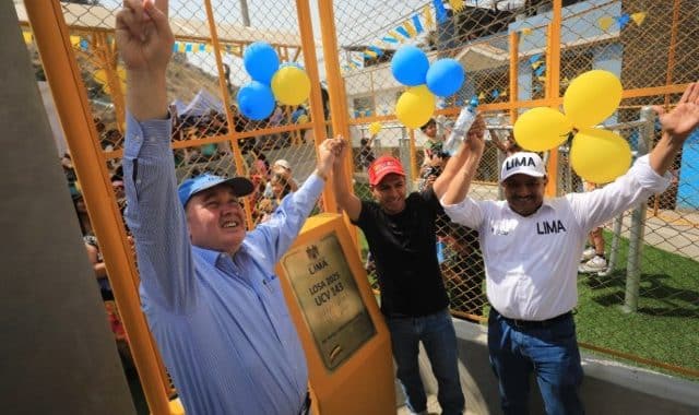 Alcalde de Lima inaugura moderna multilosa deportiva en Ate