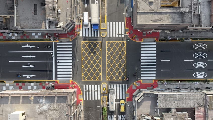Vista aérea de la Av. Petit Thouars tras obras de mejoramiento vial, con señalización renovada y moderna infraestructura urbana en Lima.
