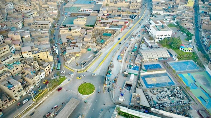 Vista aérea de obras en la avenida Nicolás Ayllón que mejoran la conectividad urbana y el avance del transporte en Lima.