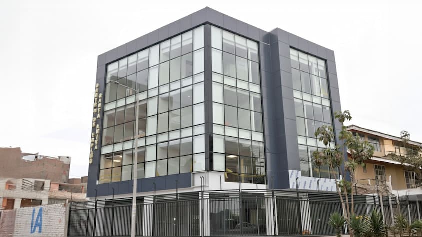 Fachada moderna del nuevo Centro de Empleo de Santa Anita, edificio de cuatro niveles con diseño sostenible y atención laboral inclusiva.