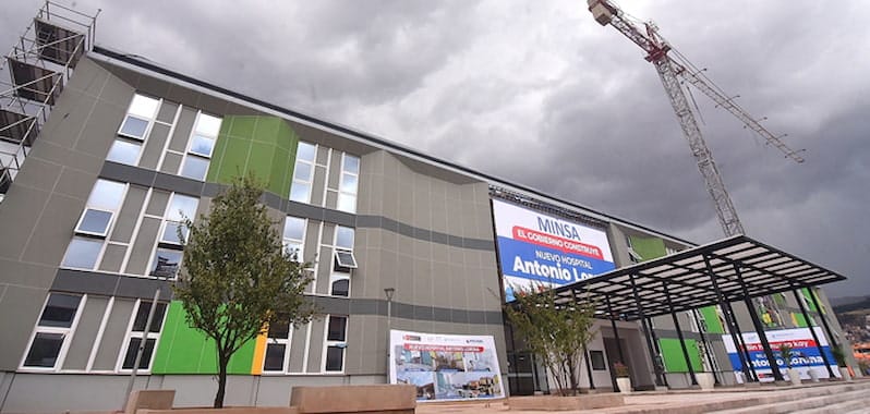 Fachada moderna del nuevo Hospital Antonio Lorena de Cusco en construcción, ejemplo de infraestructura hospitalaria peruana.