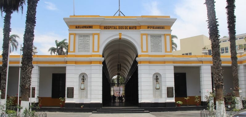 Fachada histórica del Hospital Dos de Mayo en Lima, patrimonio arquitectónico que será modernizado para fortalecer la salud pública.