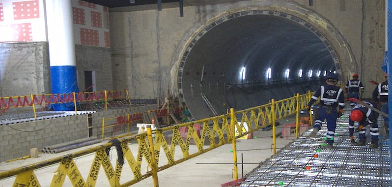 Trabajadores avanzan en la construcción de un túnel moderno, parte clave de la infraestructura de transporte urbano del Perú.