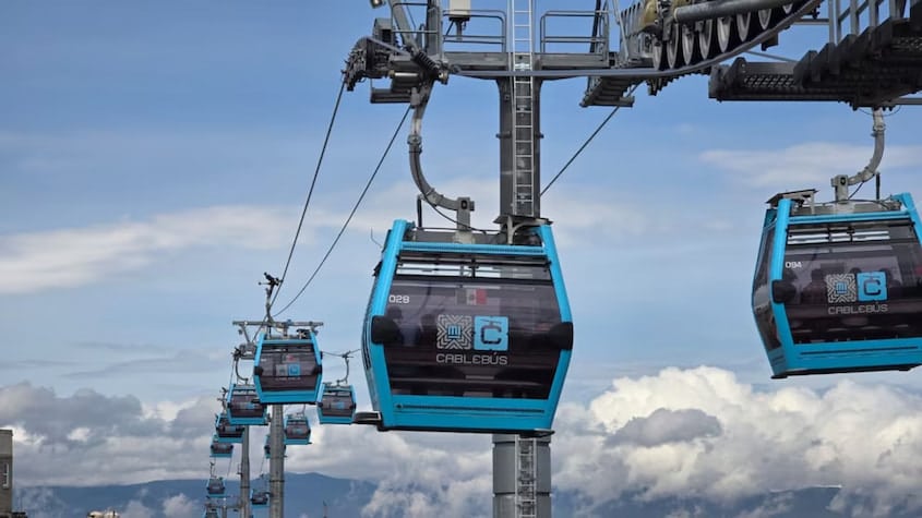 Cabinas del Cablebús en operación sobre la Ciudad de México, moderno sistema de transporte urbano que impulsa la movilidad sostenible.