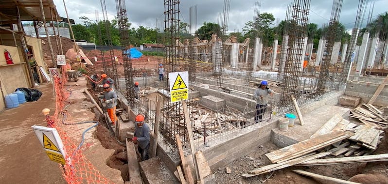 Trabajadores ejecutan obras de construcción en la selva peruana, reforzando la infraestructura y el desarrollo regional sostenible.