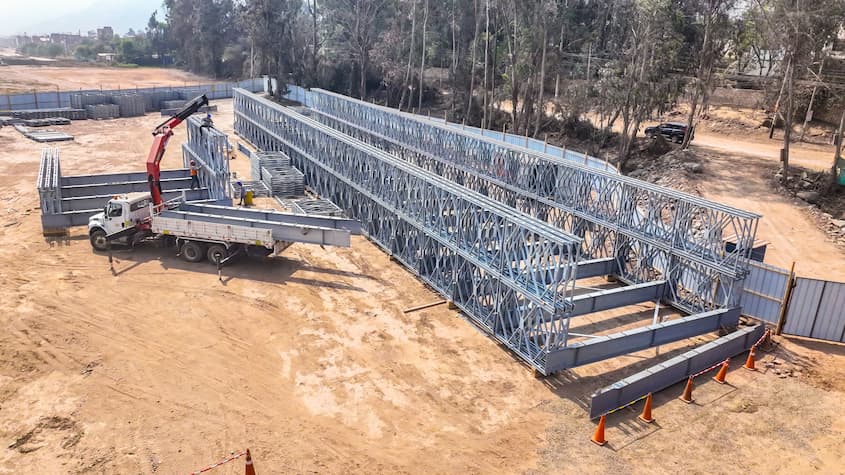 Instalación del puente modular Girasoles, también conocido como puente Motón.