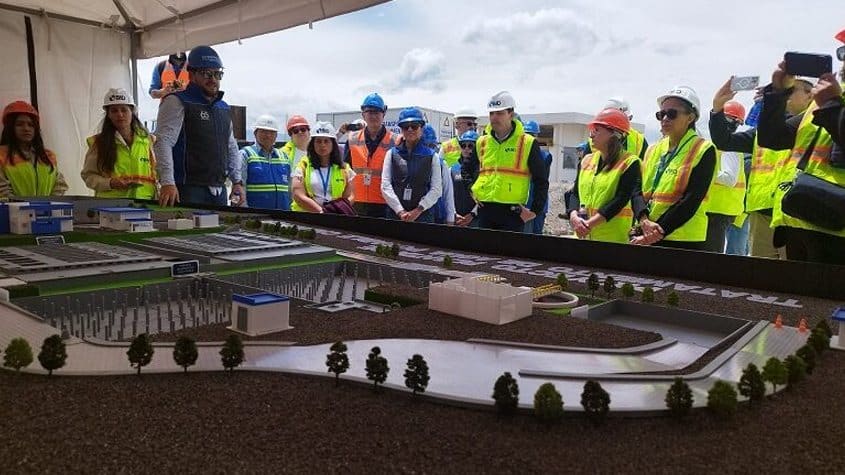 personas viendo maqueta de obra