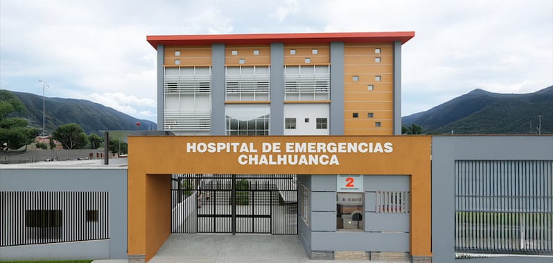 Fachada del nuevo Hospital de Emergencias de Chalhuanca en Apurímac, moderna infraestructura de salud para más de 24 mil habitantes.