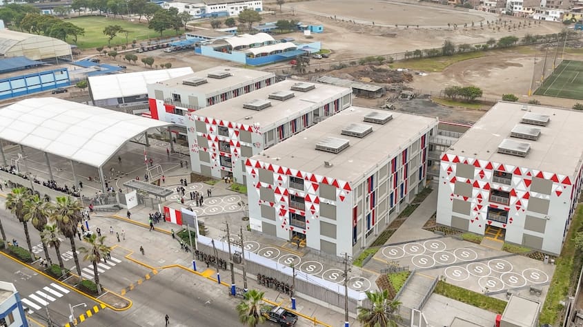 Vista aérea de moderna infraestructura educativa en Lima, con pabellones recién construidos y áreas deportivas integradas al entorno urbano.