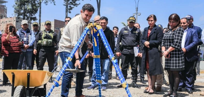 persona con una pala