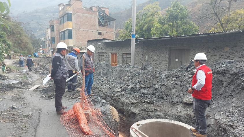 personas inspeccionando obras
