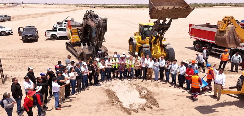 Autoridades y obreros junto a maquinaria pesada en el inicio de obras de la autopista Tacna–Boca del Río, proyecto vial.