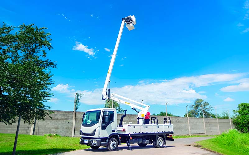 Hidroelevador PALFINGER PB 13 ATI montado sobre camión en operación, equipo de ZAPLER para trabajos en altura con seguridad y precisión.