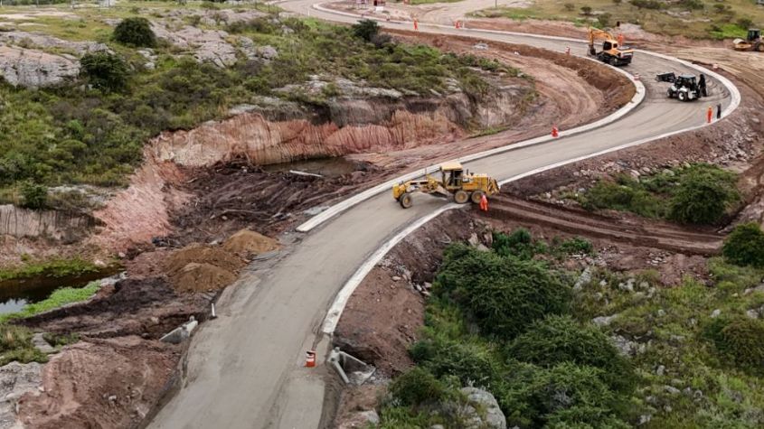 maquinaria pesada sobre pista
