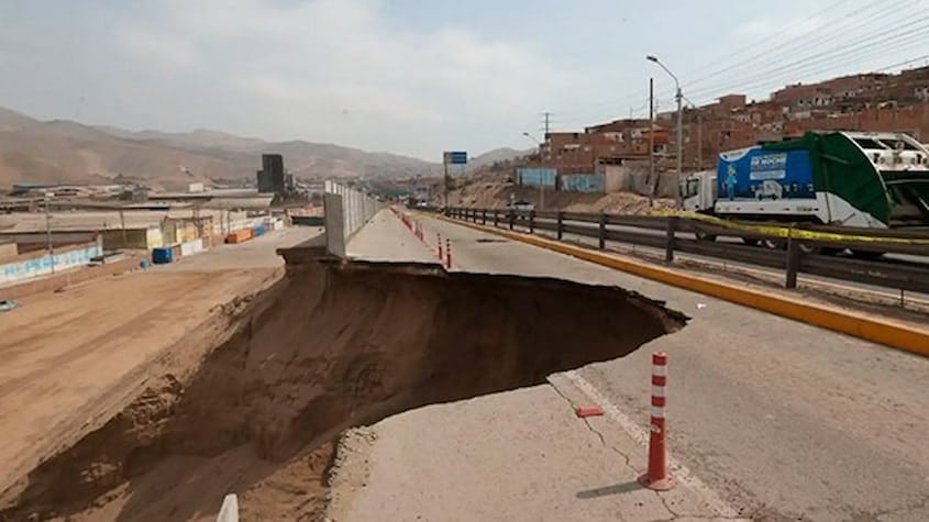 Colapso del pavimento en la avenida Néstor Gambetta, gran forado afecta tránsito y evidencia deterioro de infraestructura vial en el Callao.