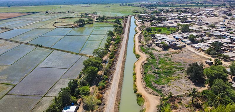 Canal de riego Miguel Checa en Piura visto desde el aire; mejora hídrica para cultivos y desarrollo agrícola local