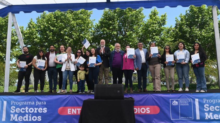 personas paradas sobre una tarima