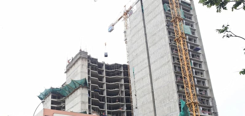 Construcción de viviendas de interés social en altura con grúa torre; avance de obra y fiscalización urbana en Perú