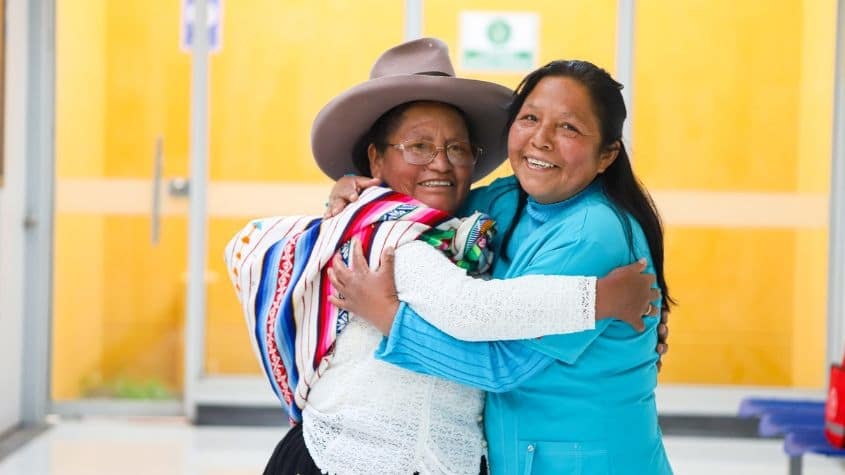 dos personas abrazándose