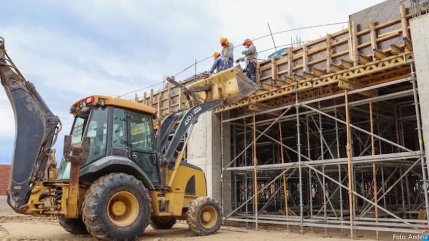 Trabajadores y maquinaria pesada avanzan en obra de infraestructura financiada por inversión pública, fortaleciendo desarrollo regional en Perú.