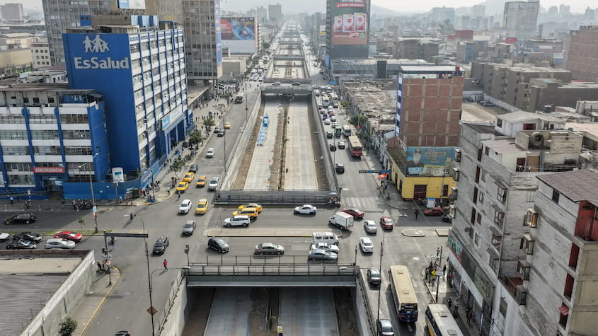 Vista aérea de la Vía Expresa Grau en Lima, obra vial en ejecución que impacta el tránsito urbano y concentra atención por su avance.