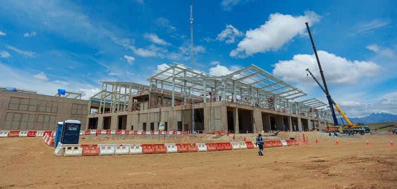 Construcción del nuevo terminal del aeropuerto de Chinchero, con estructura metálica y grúas en obra que avanza en Cusco