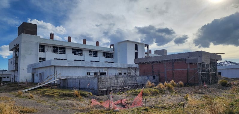 Obra inconclusa del hospital de Ilave en zona altiplánica, infraestructura de salud pendiente de culminar y reactivación