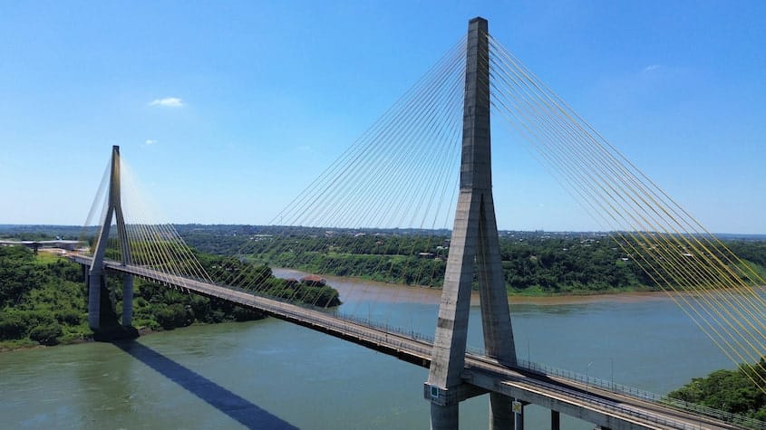 Puente de la Integración sobre el río Paraná, moderna infraestructura vial que refuerza la conexión comercial Paraguay–Brasil