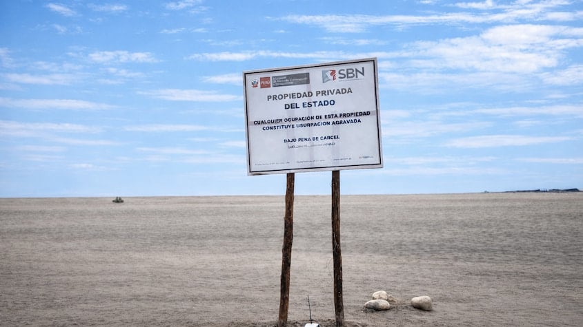 Letrero de la SBN sobre terreno eriazo estatal en la costa, advierte sanciones por invasión y anticipa obras y proyectos