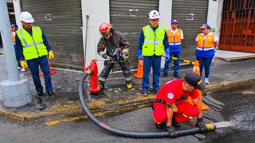 Bomberos y técnicos de SUNASS prueban hidrante en Mesa Redonda, operativo para prevenir incendios y reforzar seguridad urbana
