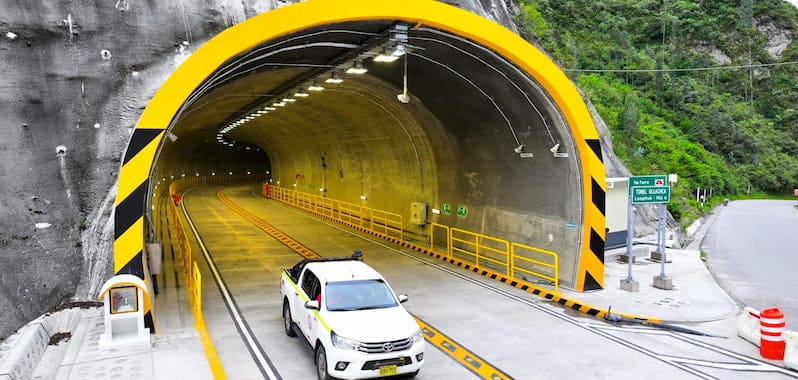 Vehículo ingresa a túnel vial iluminado en zona montañosa, obra clave que mejora la conectividad y revela nuevos avances