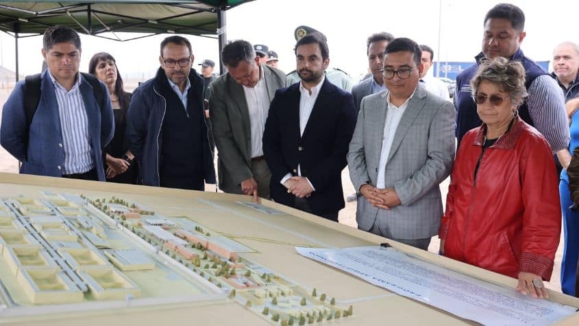 personas frente a un maqueta