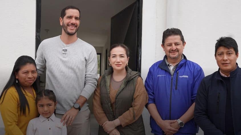 autoridades entragan viviendas a familias de bajos recursos