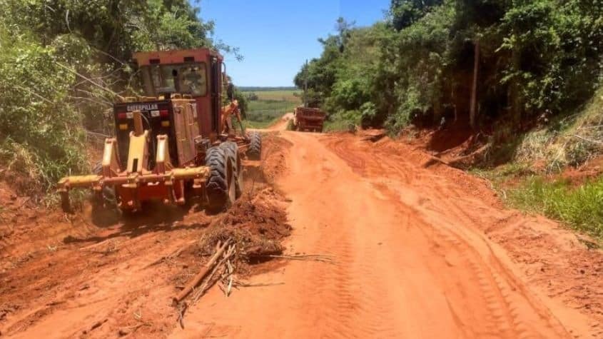 maquinaría pesada sobre camino de tierra